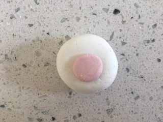 11、猫爪小汤圆,把红色面团粘在面团上当小爪子的掌心