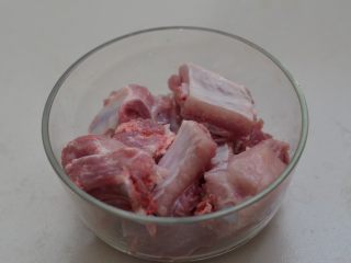 1、排骨炖山药尝一口都不想放下,准备排骨，以中段精排为最好。