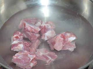 2、排骨炖山药尝一口都不想放下,排骨冷水下锅，焯水去血沫。焯水时放一点儿葱姜的料酒，可以起到去腥的作用。