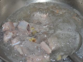 4、排骨炖山药尝一口都不想放下,排骨焯水时要把握好火候，不可久煮，但要去除血水。