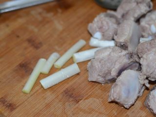 5、排骨炖山药尝一口都不想放下,排骨焯水后洗干净，大葱白切成长段。