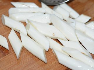 6、排骨炖山药尝一口都不想放下,山药去皮切段备用。山药去皮时最好用一次性手套，切段后如果不马上用，可以泡在水中防氧化。