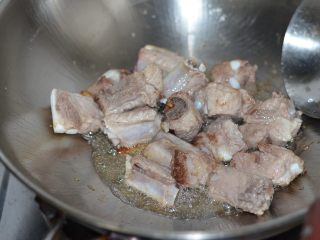 8、排骨炖山药尝一口都不想放下,下入排骨，中小火将排骨煎香。