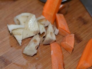 12、排骨炖山药尝一口都不想放下,本来这个菜只用了山药，开始煮的时候发现还有一块胡萝卜一块莲藕，于是切块也加上了。