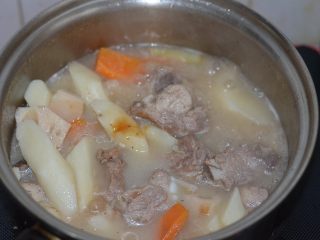 13、排骨炖山药尝一口都不想放下,这样的汤要小火慢炖，直到把排骨炖烂为止。将好的时候，加盐调味，另加小量蚝油调味。