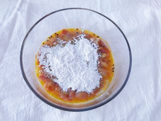 5、馋哭小孩的灵魂小酥肉,倒入淀粉（淀粉不建议一次性加完 分次添加更容易掌握它的挂浆程度 多了全是淀粉影响口感 ）