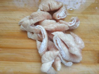 1、肥肠面,熟肥肠切菱形块