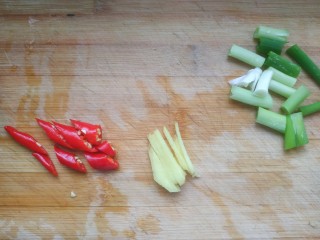 2、肥肠面,葱切小段，姜切丝，小米辣切菱形块