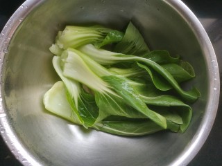 3、肥肠面,油菜洗净