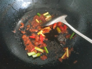 5、肥肠面,放入葱姜小米辣翻炒