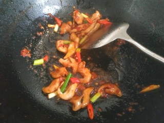 6、肥肠面,放入肥肠翻炒