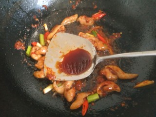 7、肥肠面,放入一勺生抽