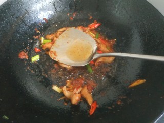 8、肥肠面,放入一勺料酒