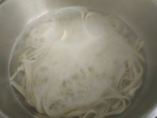 13、肥肠面,用煮锅放入清水烧开，下入挂面