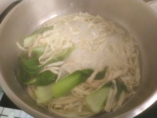 14、肥肠面,煮三分钟，放入油菜关火