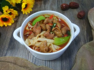 16、肥肠面,把锅中的汤浇到面条上即可