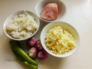 1、什锦咖喱焗饭,将食材将准备好备用。