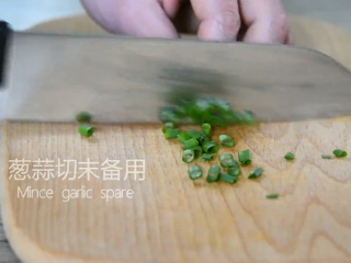 1、金针菇最美味的吃法，别只会扔火锅里了！,葱蒜切末备用