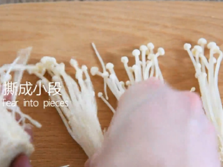 3、金针菇最美味的吃法，别只会扔火锅里了！,撕成小段