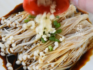 5、金针菇最美味的吃法，别只会扔火锅里了！,倒入适量的生抽、蒸鱼豉油、葱、蒜