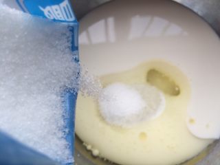 1、广式冰皮蛋黄月饼,准备好所有材料,把牛奶,玉米油,细砂糖倒入盆中,用手动打蛋器搅拌至细砂糖融化。