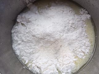 2、广式冰皮蛋黄月饼,再加入粘米粉,糯米粉,小麦淀粉搅拌均匀。