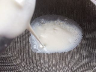 3、广式冰皮蛋黄月饼,搅拌好的粉浆过筛1-2次。