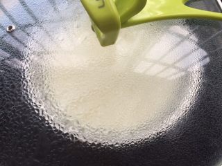 5、广式冰皮蛋黄月饼,锅中放入适量的水大火煮开,把盖了保鲜膜的粉浆放入锅中蒸至熟透。
