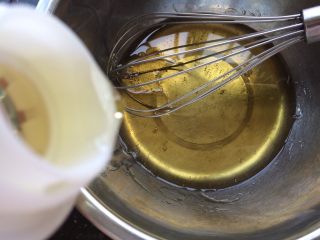 6、广式冰皮蛋黄月饼,再加入玉米油搅拌至糖浆与油完全混合一起。