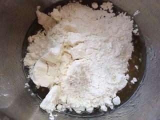7、广式冰皮蛋黄月饼,再加入低筋面粉。