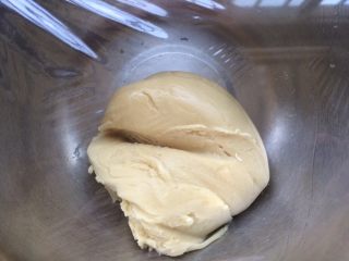 8、广式冰皮蛋黄月饼,搅拌至无干粉状态,盖上保鲜膜放入冰箱松弛40-60分钟