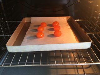 9、广式冰皮蛋黄月饼,新鲜咸鸭蛋清洗干净,去壳取出蛋黄,蛋黄摆入烤盘中,在蛋黄表明喷洒适量的朗姆酒或高浓度白酒,然后放入烤箱上下火150度烤5-8分钟左右即可,蛋黄也可以提前用油浸泡。