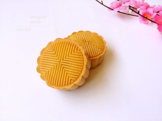 17、广式冰皮蛋黄月饼,成品。