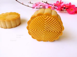 20、广式冰皮蛋黄月饼,成品。