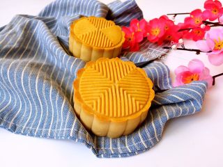 21、广式冰皮蛋黄月饼,成品。