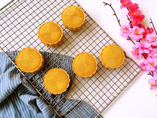 22、广式冰皮蛋黄月饼,成品。