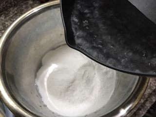 3、简单快手低热量的冰皮月饼,冲入150克开水