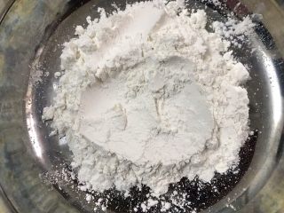 5、简单快手低热量的冰皮月饼,取一些糯米粉在锅里炒至断生，不可炒太过颜色会变黄不好看，闻着没有生粉味就可以啦