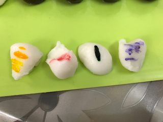 11、简单快手低热量的冰皮月饼,取四份粉团，每份各加入一滴色素