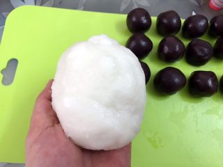 9、简单快手低热量的冰皮月饼,揉成光滑的粉团