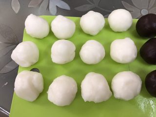 10、简单快手低热量的冰皮月饼,分割成12份，每份大约24克