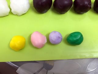 12、简单快手低热量的冰皮月饼,再分别揉匀，揉匀后再把四份合在一起揉几下，再分成四份。我只做了两个炫彩好看，其他为了健康都没添加色素。这里示范用原色