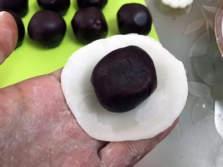 15、简单快手低热量的冰皮月饼,包入一份红豆沙