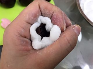 16、简单快手低热量的冰皮月饼,慢慢往上推至虎口捏紧收口再滚圆