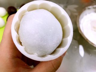 17、简单快手低热量的冰皮月饼,把粉团放入50克月饼模里（饼模里也撒一些手粉防粘）