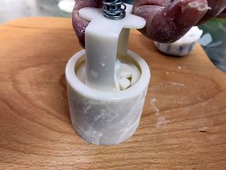 18、简单快手低热量的冰皮月饼,再压出花纹