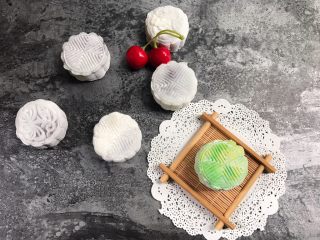 20、简单快手低热量的冰皮月饼,全部做完后装密封盒里放冰箱冷藏几个小时更好吃哦