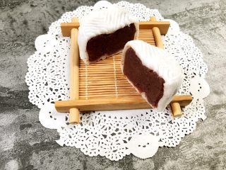 22、简单快手低热量的冰皮月饼,软糯的外皮香甜的内馅儿，这样的冰皮月饼你喜欢吗^_^