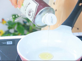 5、茄汁大虾,锅中倒油。