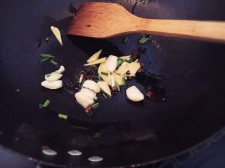 7、糖醋带鱼,锅里加少许底油，爆香葱姜蒜，放入花椒和八角。